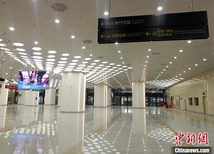 横琴新口岸旅检大厅天花由一个个六边形铝板拼接组成. 程景伟 摄