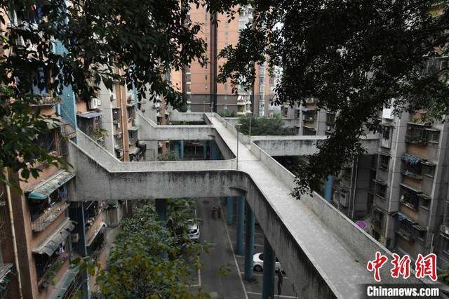 一老旧小区的几栋居民楼的4楼中间,建起了连接各个单元的空中走廊,家