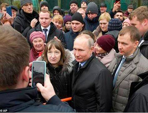 普京与女子合影留念.(图:美联社)