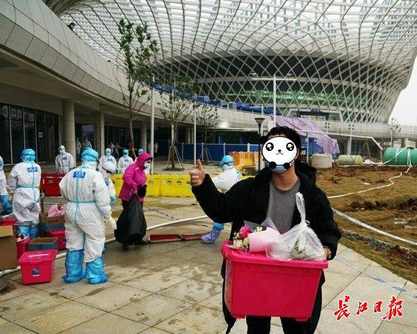 26日上午,从江夏大花山户外运动中心方舱医院出院的患者竖起大拇指