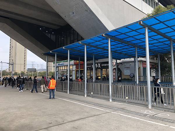 上海17座地铁站限流首日:关闭部分闸机,控制车