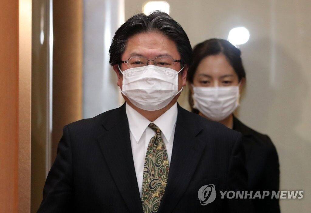 3月5日,首尔市,相马弘尚应约说明"限制入境"措施后离开韩国外交部.