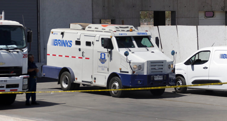 智利武装团伙潜入机场袭击运钞车,抢走上亿元现金