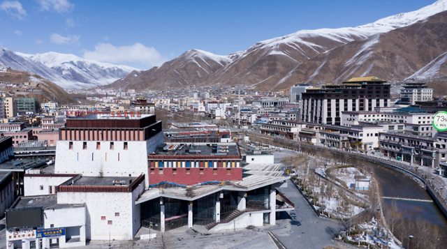 一个体现地域风貌,富有民族特色,充满时代气息的新玉树正走向未来