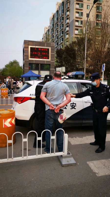 北京一老外拒戴口罩拒绝出示出入证 强闯小区殴打保安但后续亮了