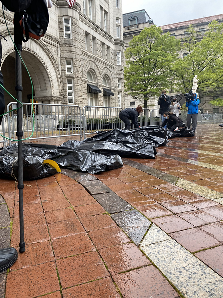 不满政府疫情应对,美抗议民众在特朗普酒店前摆放"尸袋"