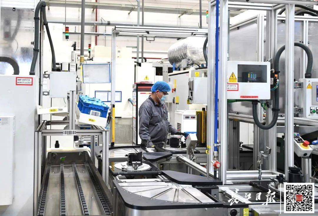 霍尼韦尔涡轮增压技术(武汉)有限公司,工人在生产线上工作.