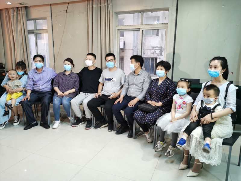 "错换人生28年"的两家人跨省认亲,"好像一切都在做梦"