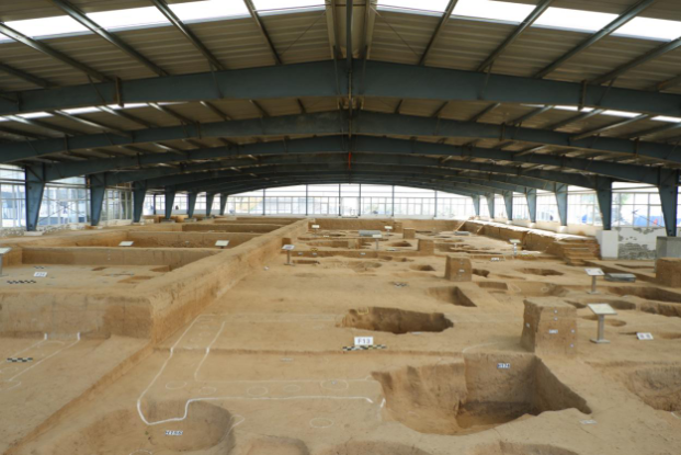 遗址的中心居址区可以简单理解为贵族居住的区域,在居址区的南部,两道