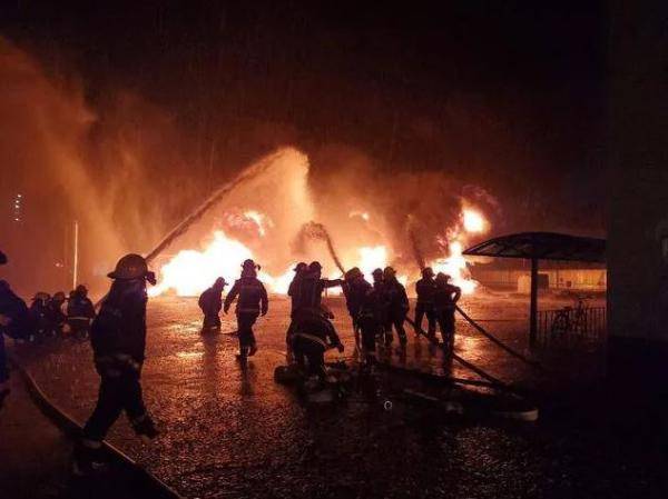 抚顺石化石油三厂火因查明:污水缓冲池遭雷击起火