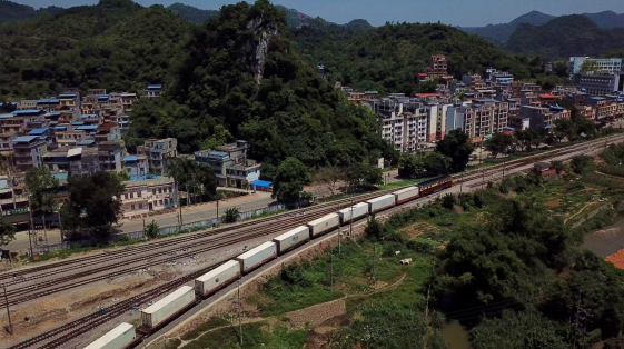 Yhr鉄道 港鐵sp1950新車卡正透過貨運列車運往出口港另一面有二輛編成運行的211系 Facebook