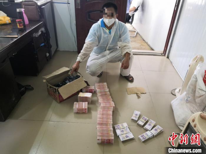 广西一货车司机携带近百万元人民币入境被查