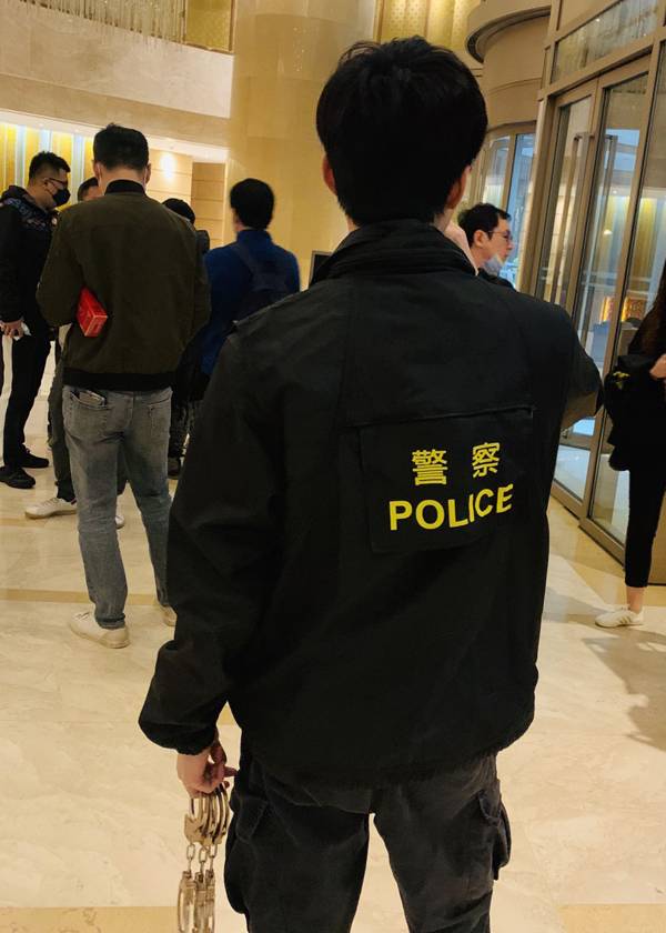 5月9日凌晨5点,黄浦警方做好抓捕出击准备.