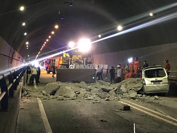 雅安埋压事故隧道属灾后重建工程,隧道内曾出现路面渗水问题