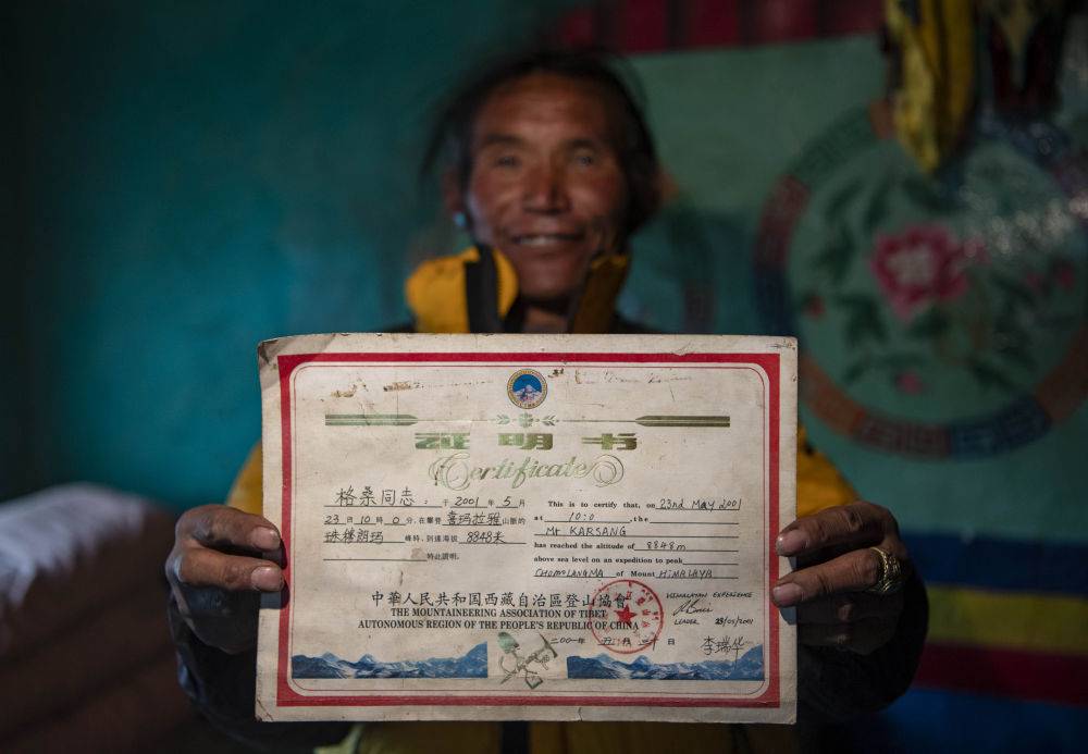 格桑向记者展示自己的珠峰登顶证书.