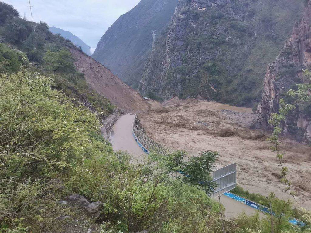 四川甘孜州丹巴县发生泥石流形成堰塞湖致1人失联