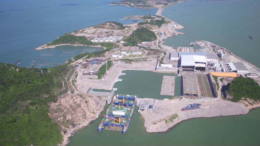 预制的生产方式,22个标准管节在距施工海域50海里外的珠海牛头岛上