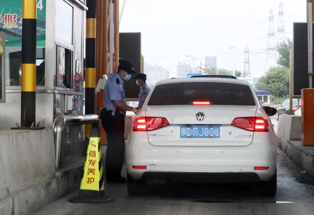 今起公路出京陸續開查核酸證明 京冀通勤族刷身份證通行