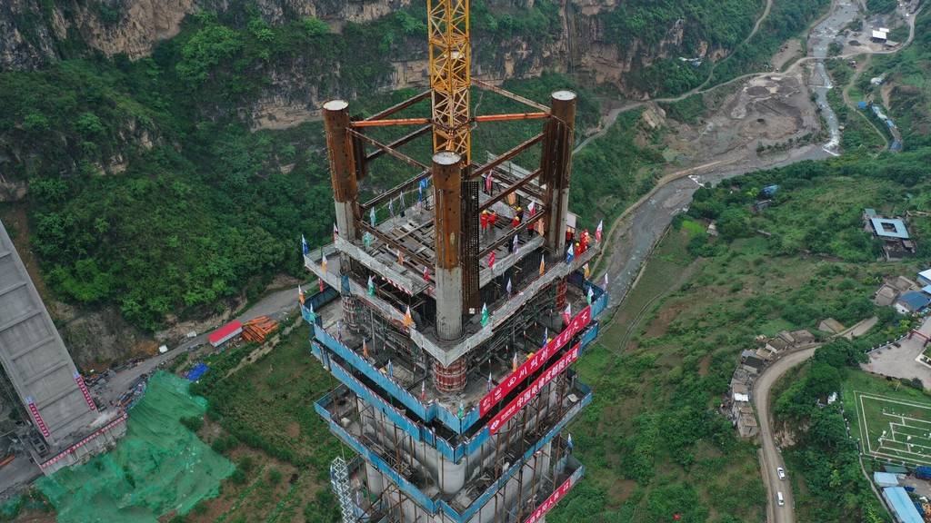 震撼!高196米桥墩在四川凉山封顶,系世界最高刚构墩
