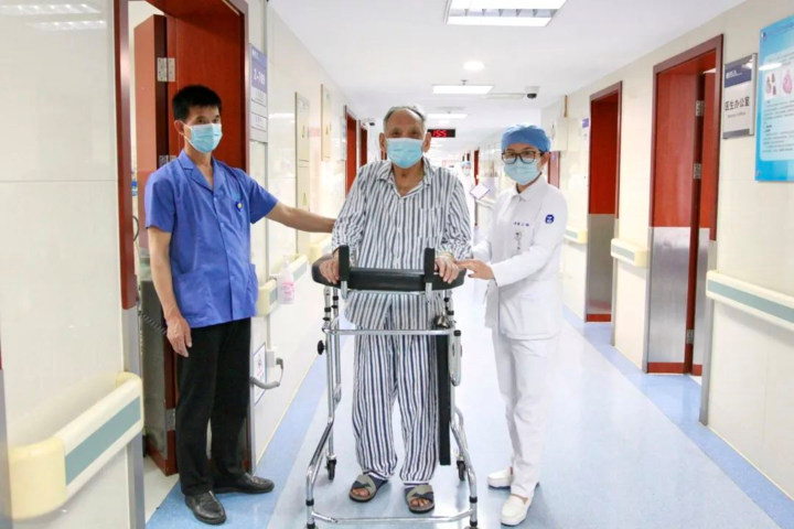老人在护理团队的帮助下开展早期康复