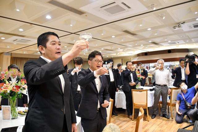 摘了口罩干杯!日本这县领导办宴会给民众做"示范"