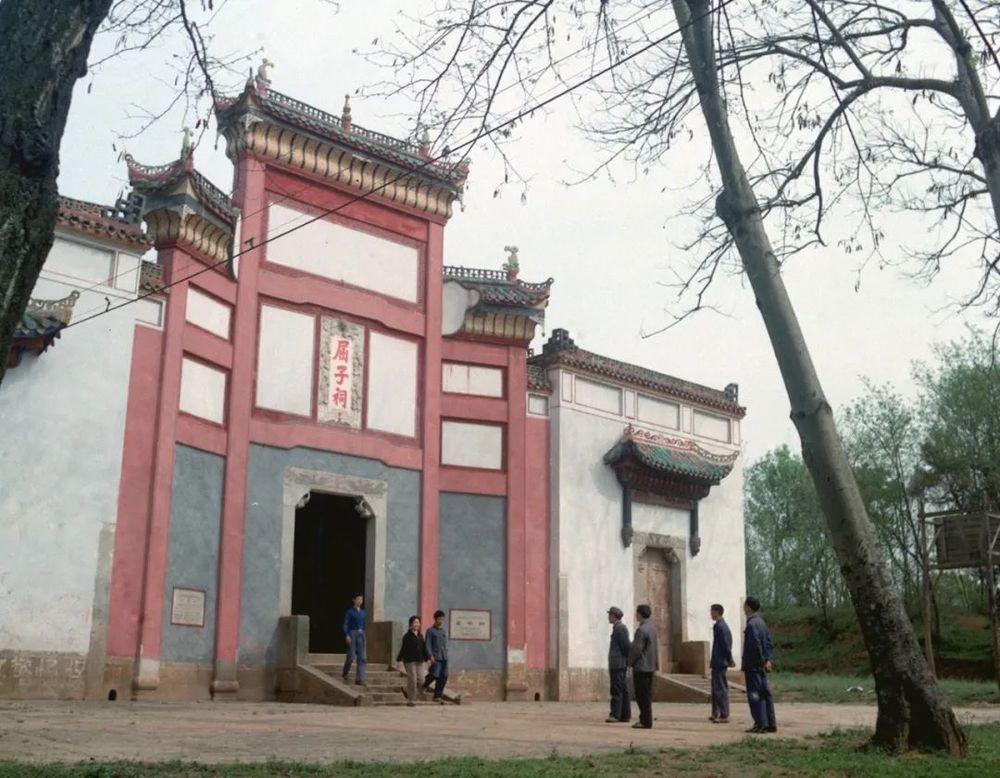 为纪念伟大诗人屈原而建的屈子祠,位于玉笥山上(1978年摄.