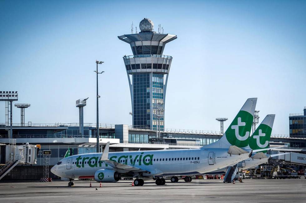 巴黎奥利机场重新开放 抗议者溜入跑道示威