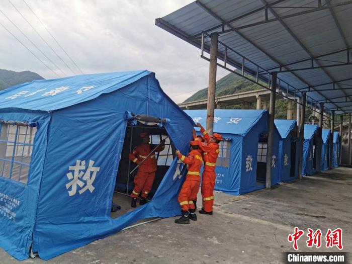 森林消防員正在災區搭建帳篷.四川森林消防提供