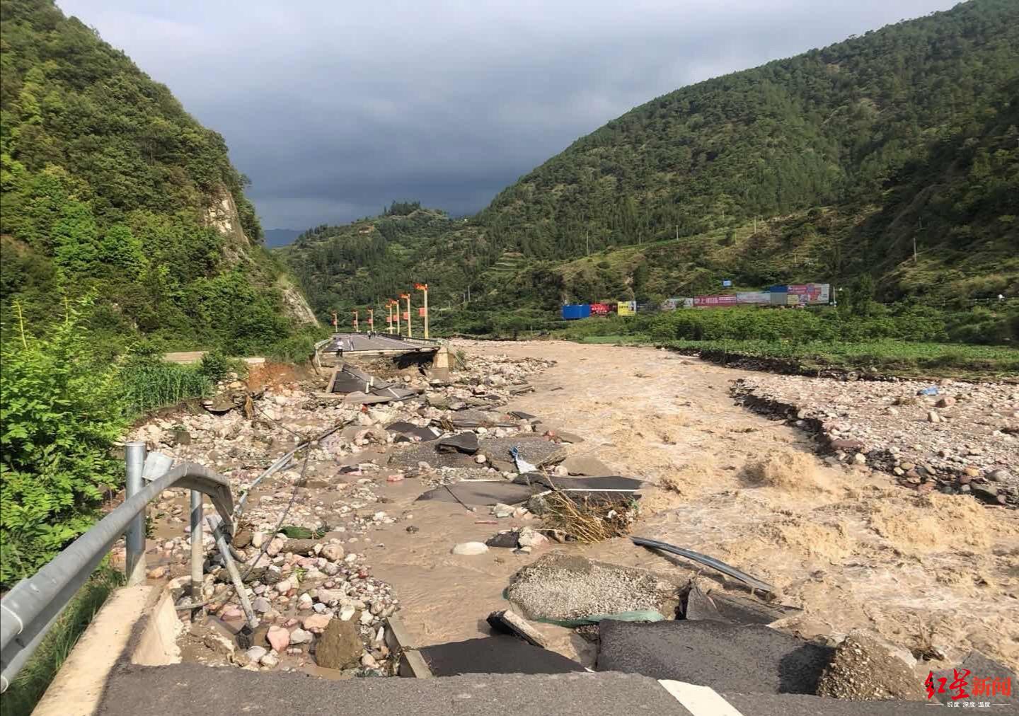 四川冕宁爆发特大山洪灾害,灵山景区营救被困游客53人