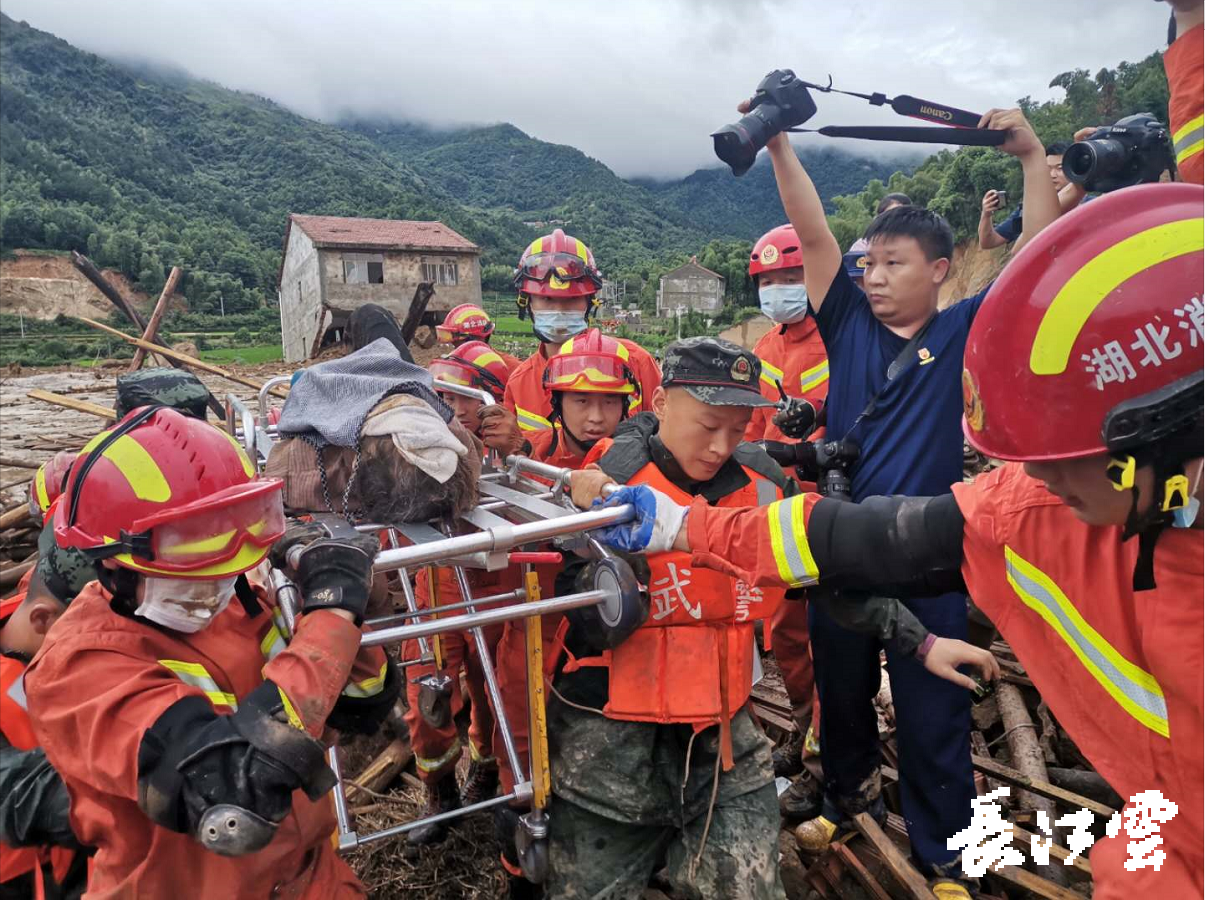 刚刚,湖北黄梅山体滑坡现场救出一名81岁老人!
