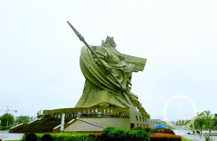 荆州关公雕像下沉图片
