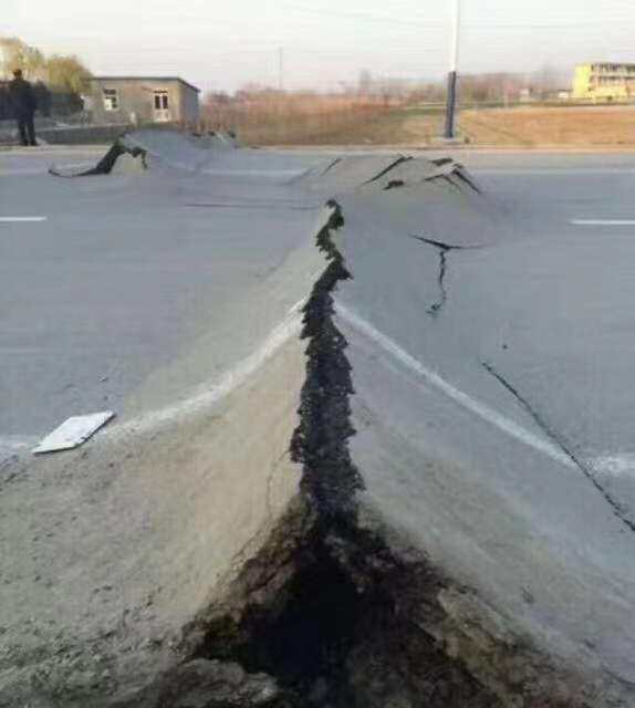 唐山市地震后有裂缝 官方 道路平整 通行正常