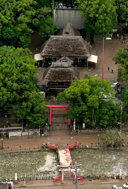 青井阿蘇神社慘遭水淹. 西日本新聞