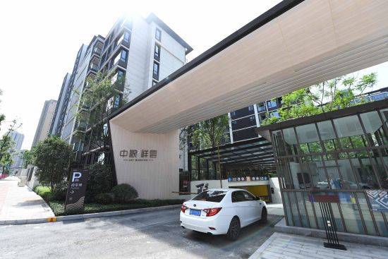 图为中粮中央公园祥云a区大门入口处.陈超 摄