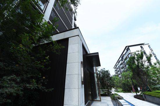 图为中粮中央公园祥云a区楼幢入户多出来的"外延大厅".陈超 摄