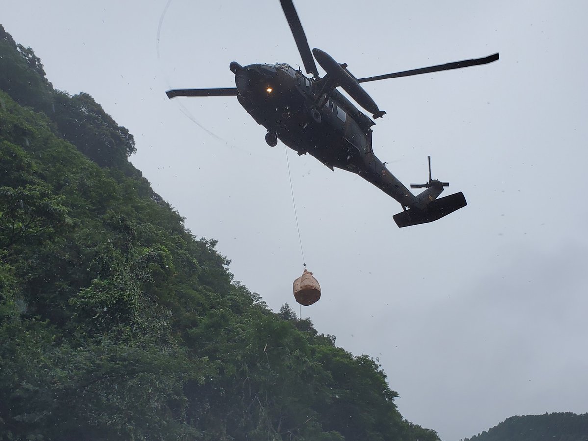 日本自卫队用直升机救出27头暴雨受困的猪:一次运一头