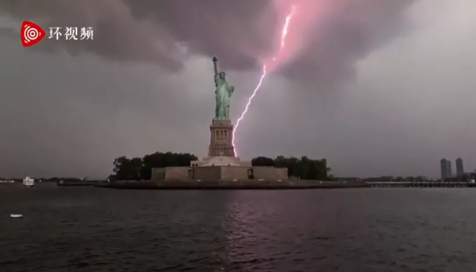 场景震撼!巨大闪电划过美国自由女神像