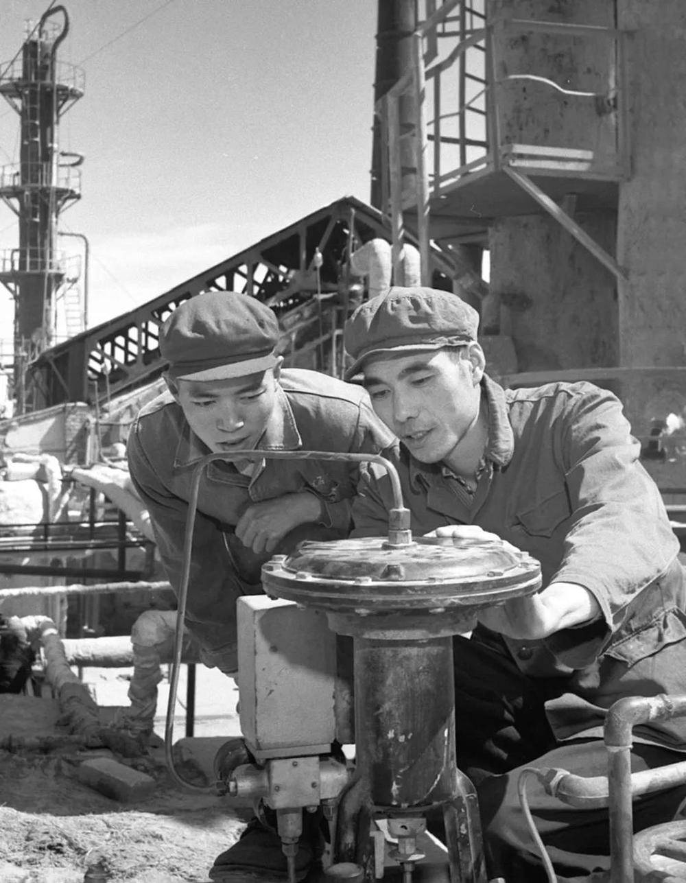 青海石油局冷湖炼油厂的工人(1973年摄).新华社资料片