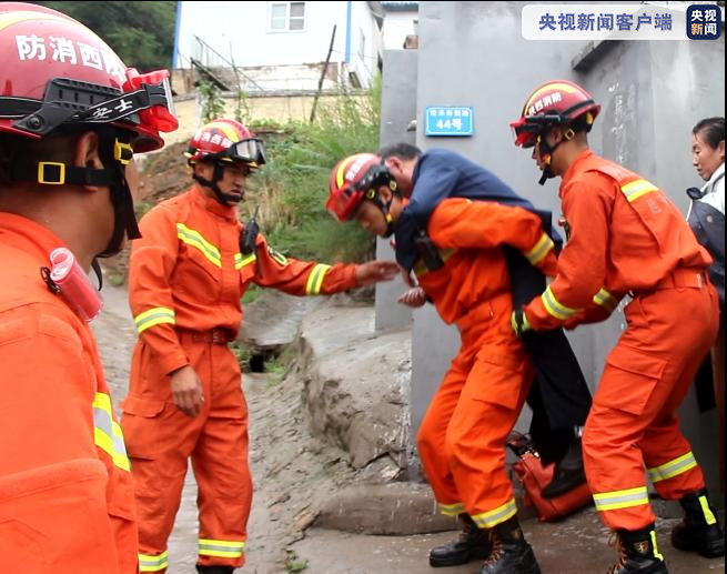 陕西延安暴雨导致一桥梁坍塌 当地紧急疏散群众三百余名