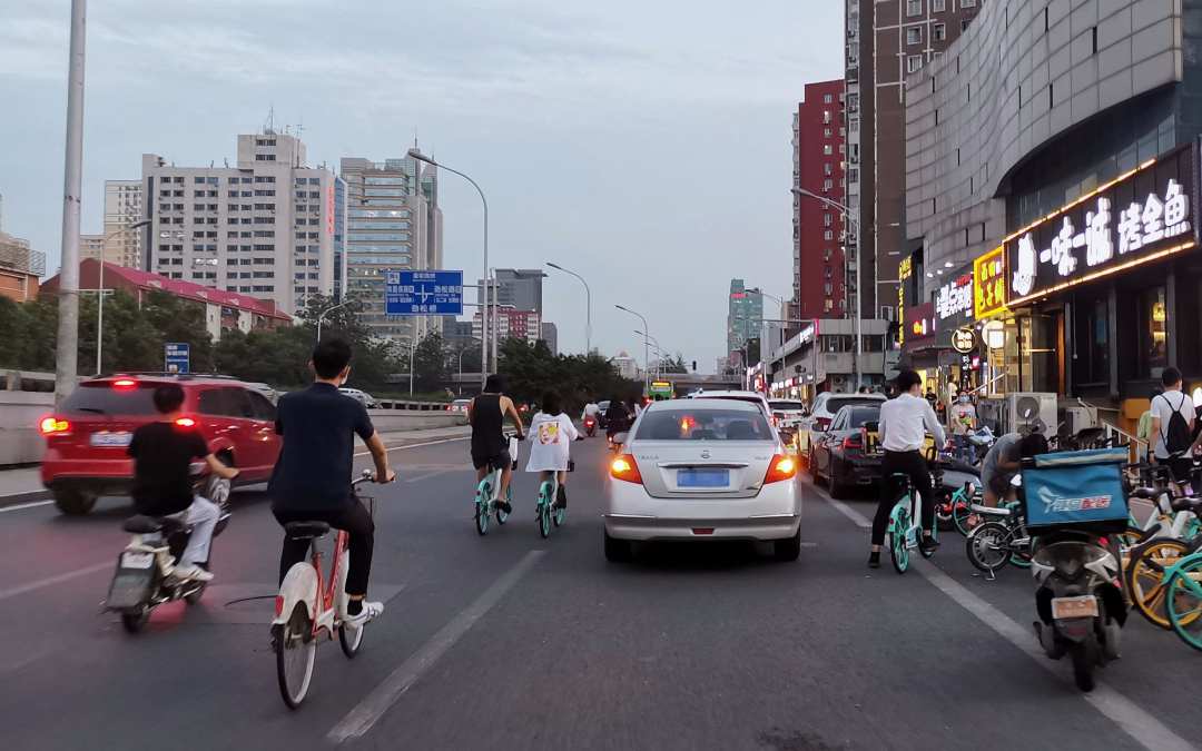 东三环中路劲松路段,餐厅门前停放了两排机动车.新京报记者 王贵彬 摄