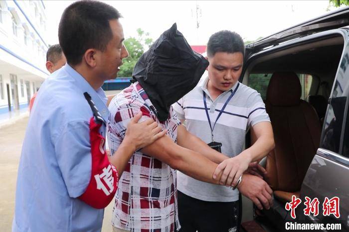 犯罪嫌疑人被押上车 崇左警方供图