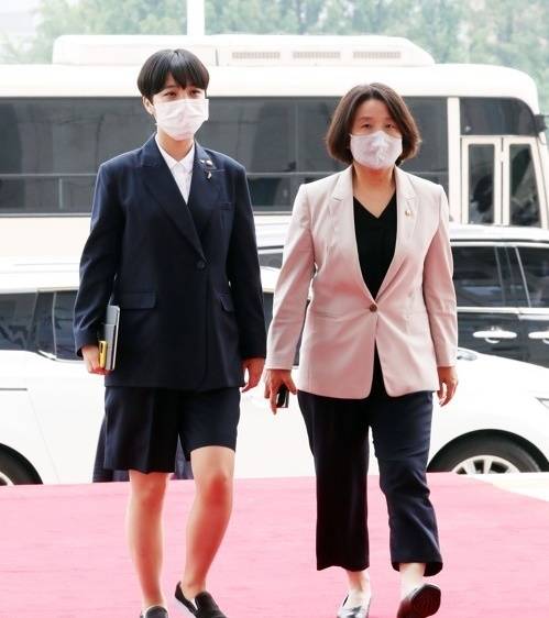 韩国女议员无视争议:穿粉红裙去国会被吐槽 又换牛仔裤