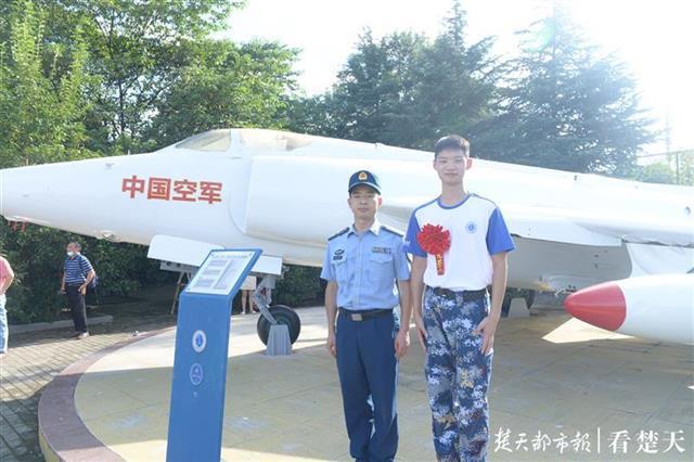 武汉华师一附中航空班17名学子被录取为空军飞行学员