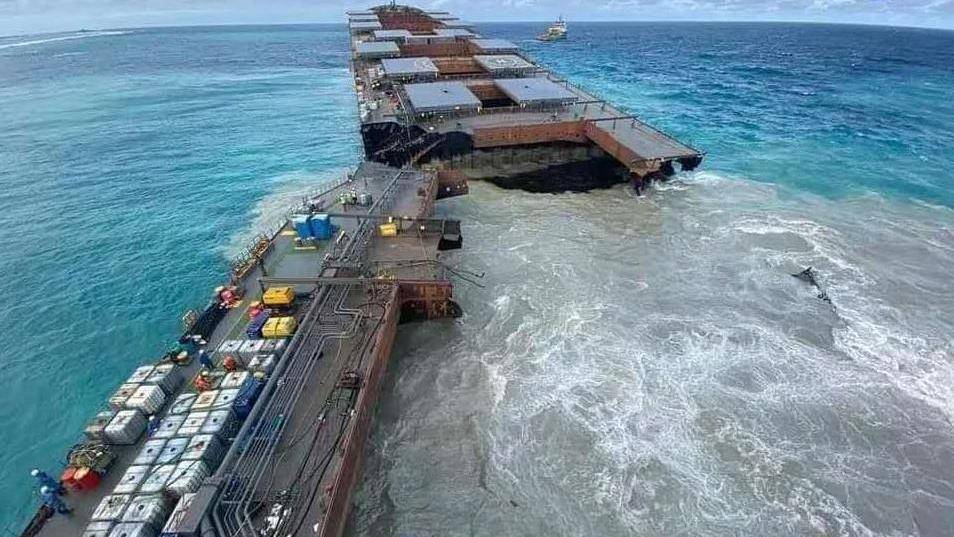 日本货船若潮号断裂 正在缓慢下沉中