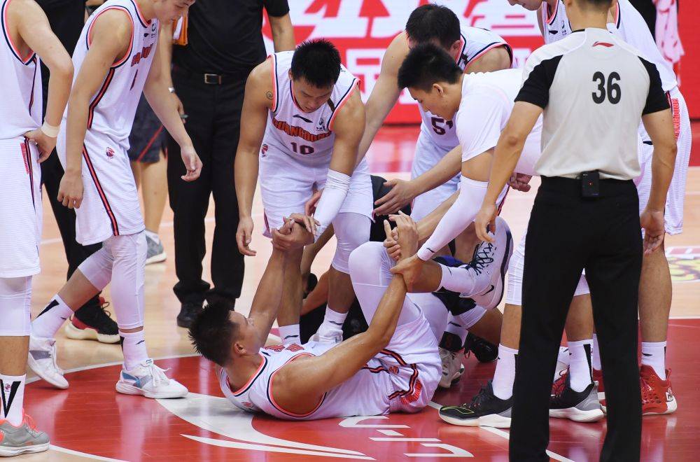 广东成就cba十冠王 易建联重伤离场