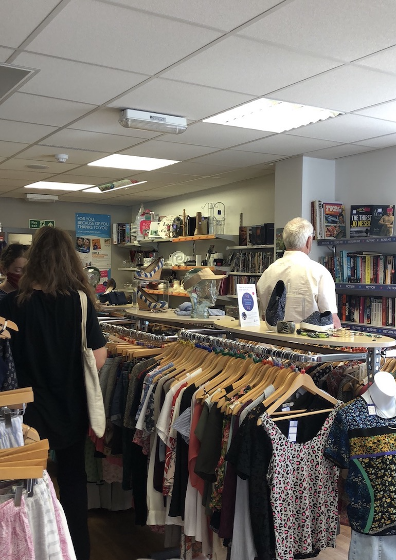 遍布全英的慈善商店中,20元的衣服有人买吗?