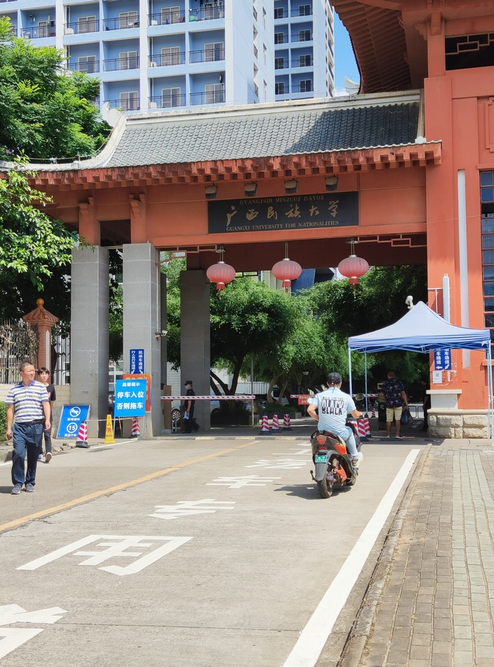 夫婦二人在廣西民族大學宿舍樓家中遇害. 澎湃新聞記者 王萬春