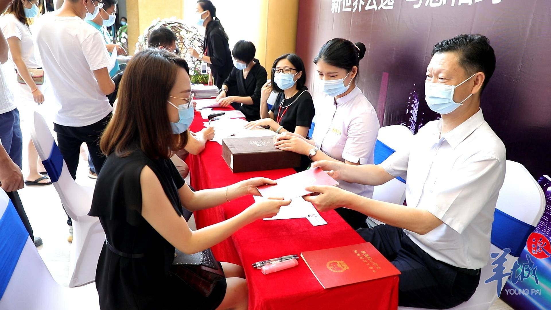 一手拿钥匙一手拿红本本广州试点交房即交证