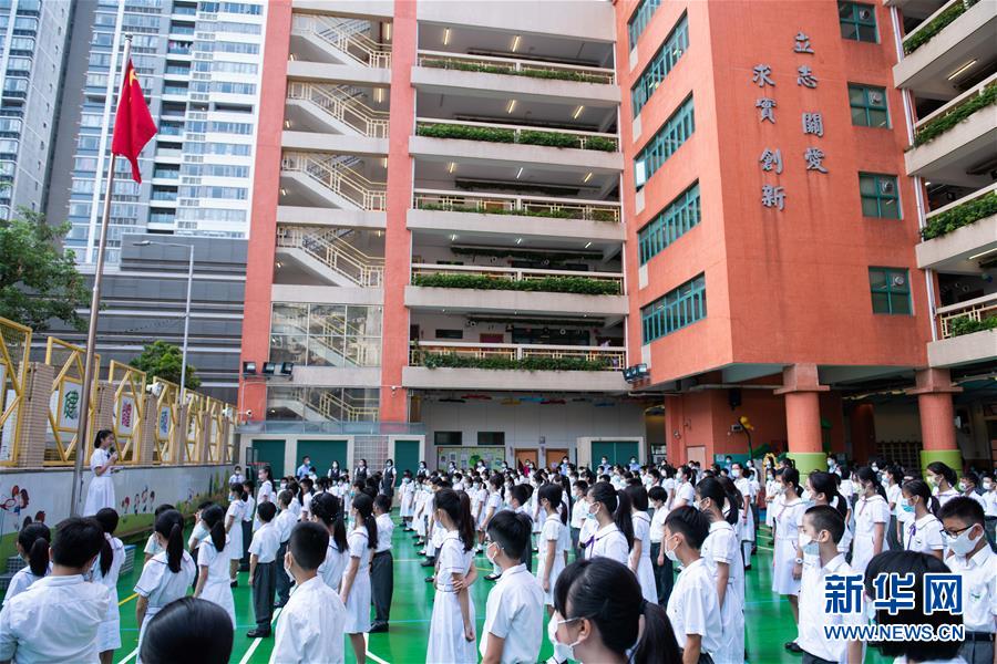 9月1日,澳门培华中学附属小学暨幼稚园学生参加升国旗仪式.