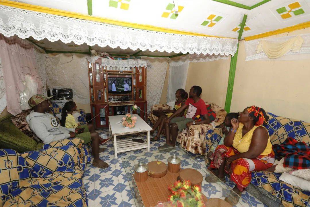 肯尼亚suswa地区的马赛人在看四达功夫频道的中国古装剧